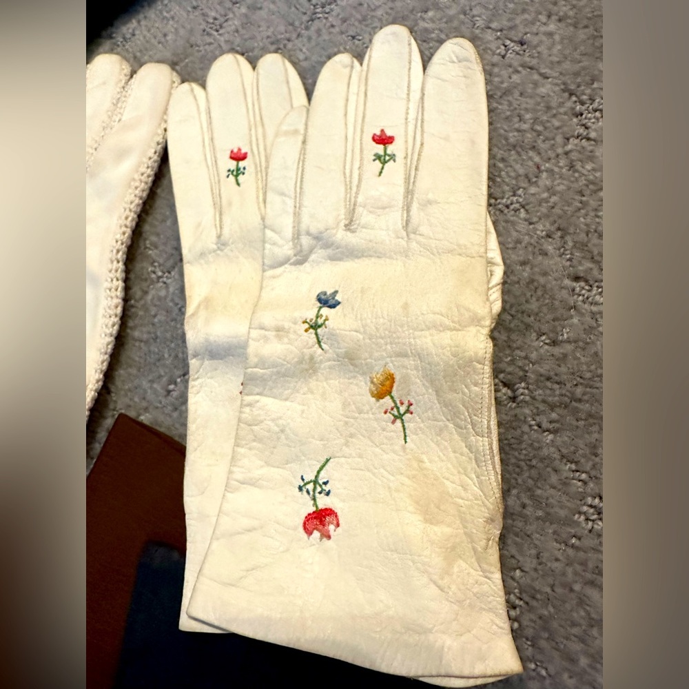 Vintage set of hand stitched leather and suede gloves. Size 6-7. - Picture 5 of 10